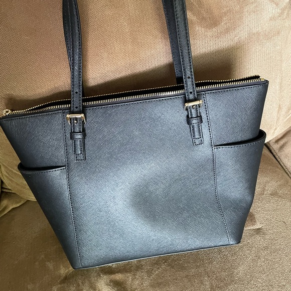 Michael Kors purse. 10 in tall and 1ft 2in wide - Picture 4 of 4